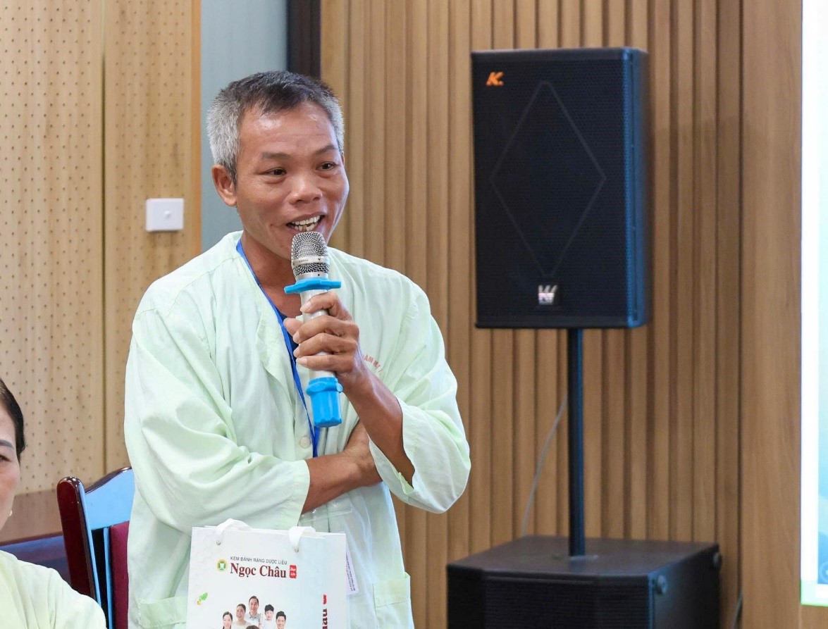 Người bệnh và người nhà người bệnh đang điều trị nội trú tại bệnh viện tích cực thảo thuận và đóng góp ý kiến